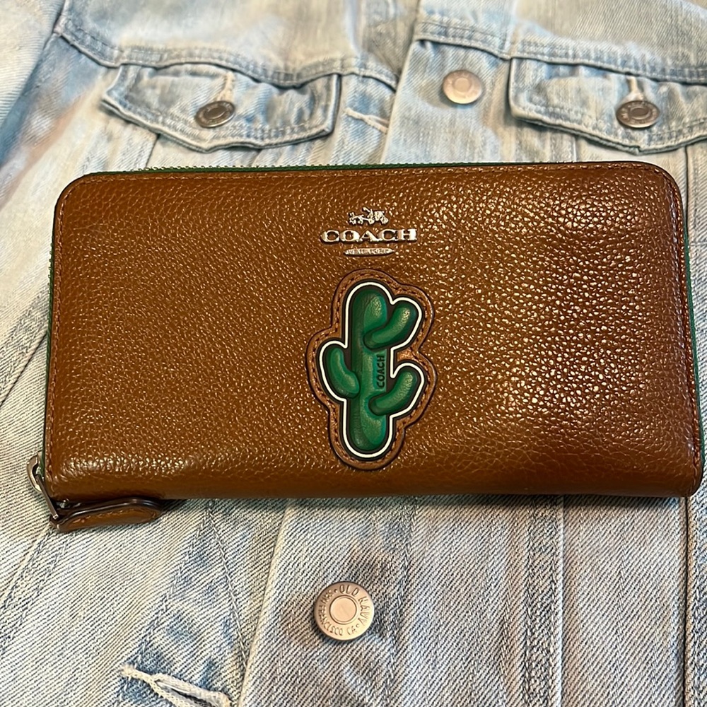 COACH Brown Pebbled Leather Cactus Print Large Zip Around Wallet. Like New. HTF